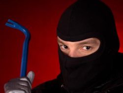 Mobil Camat Kabangka Di Rusaki OTK