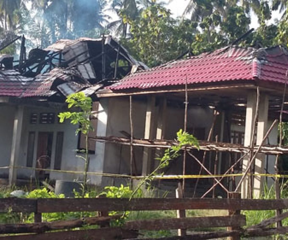 Rumah Lurah raha Satu Di Lorong BTN Kelurahan Bata Laiworu kecamatan Bata Laiworu Ludes Terbakar Selasa Dini Hari, foto : Bensar