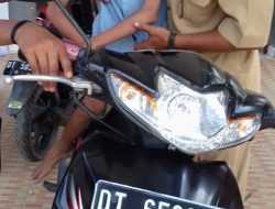 Tidak Punya Fasilitas Pemerintah, Kepsek SLB Antar Jemput Siswa Pakai Motor