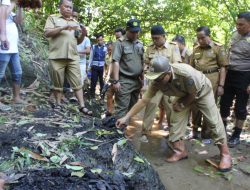Warga Uluiwoi Temukan Bongkahan Batu Bara di Kebun
