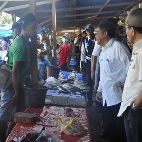 Bupati Kolaka Timur, Tony Herbiansyah saat melakukan Inspeksi Mendadak di Pasar Ladongi memantau Harga Sembako, foto : Dekri