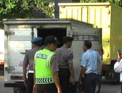 Anggota Polsek Tolala Kolut Amankan Mobil Box Muatan Miras