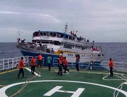 KM Sabrina Asal Wakatobi Patah Kemudi Ditengah Laut, Tim SAR Sultra Berhasil Evakuasi Kapal
