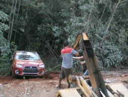 Satu Unit Mini Bus di Kolut Terperosok di Jurang Sedalam Sepuluh Meter