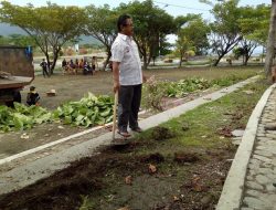 Bupati Kolut Gotong Royong Bersihkan Areal Masjid Agung Lasusua