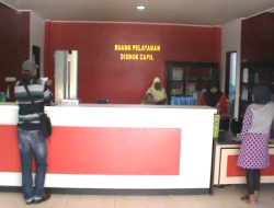 Puluhan Warga Keluhkan Pelayanan Kantor Disdukcapil Kolut