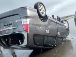 Hindari Genangan Air, Mobil Inova Terjungkir