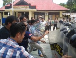 Massa Bentrok Dengan Polisi,  5 Tewas Dan 2 Diamankan Aparat