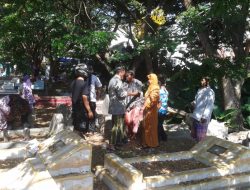 Usai Shalat Idul Adha, Warga Ziara Kubur
