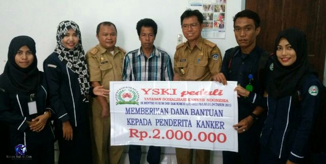 Mustari didamping Pengurus Yayasan Sosialisasi Kanker Indonesia (YSKI) Foto bersama dengan Asisten III dan Kabag Humas Foto: Dekri