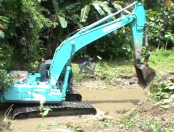 Antisipasi Banjir Susulan, Bupati Kolut Kerahkan Alat Berat Pengerukan Sungai