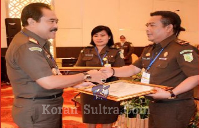 Kepala Kejaksaan Negeri Muna saat menerima Piagam dari Kajati Sultra sebagai peringkat Pertama