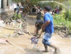 Damkar Bersama Pol PP Bantu Bersihkan Rumah Warga Korban Banjir