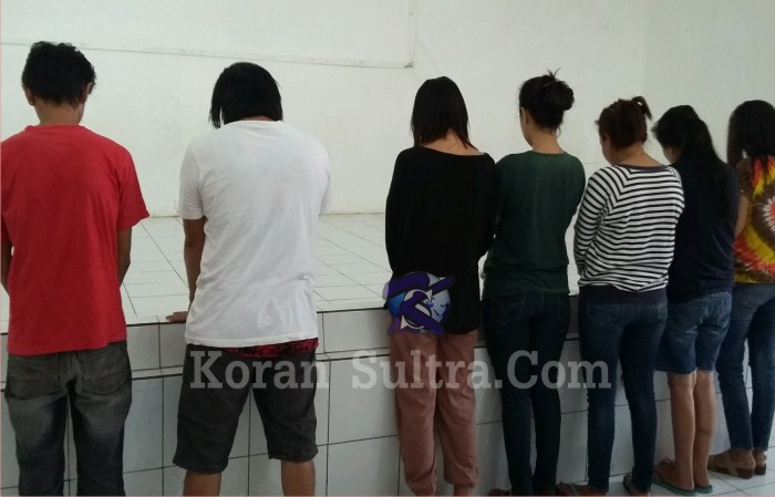 Dua pria, baju merah inisial ( AL). baju putih (M) telah di Tahan, sedangkan lima wanita kini telah Dibebaskan, foto : Bensar