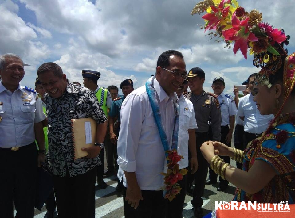 Menhub diberi pengalungan bunga olah Putri Wakatobi sesaat setelah turun dari pesawat jet. Sabtu, 18/2/2017 Foto: Surfianto