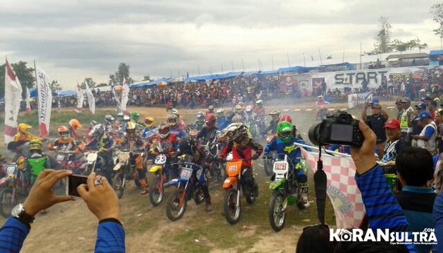 Para Peserta  Motocross & Grasstrack Piala Bupati Cup Nasdem Kolaka Timur 2017 Foto: Dekri 