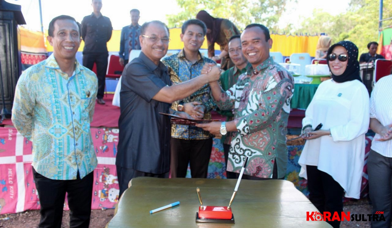 Bupati konsel, H. Surunuddin Dangga saat memberikan sambutanya pada acara penandatanganan nota kesepahaman (MoU) pada, kamis (8/2/17) di kecamatan kolono. Foto: kasran.