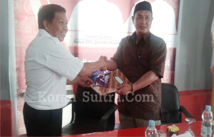 Ketua DPC Partai GERINDRA Kolaka, Yusnan Gultom bersalaman dengan Muhammad Jayadin Wakil Bupati Kolaka, foto : Asri Joni