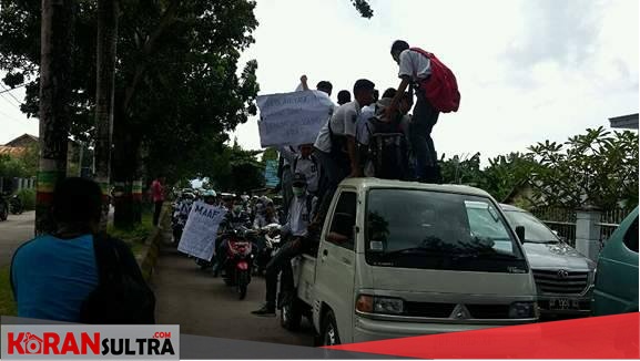 Rahatusan siswa dari SMA Negeri I Raha, Kabupaten Muna, Sulawesi Tenggara, unjuk rasa didepan kantor Dinas Pendidikan dan Kebudayaan (Dinas PK) Muna, Senin (03/04/2017) Foto: Bensar