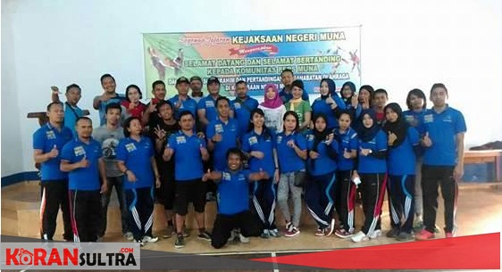 Pose bersama Tim Badminton Kejari Muna dan Tim Wartawan Foto: Bensar