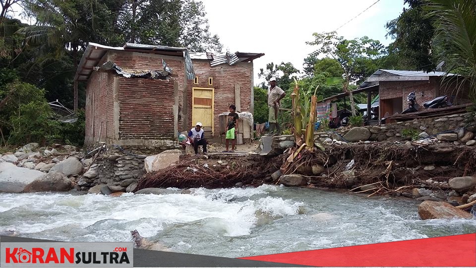 Kondisi rumah warga yang terancam ambruk Foto: Fhyan