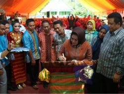 Tina Nur Alam Resmikan Kantor Dekranasda dan Kampung Tenun Masalili di Muna