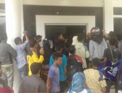 Demonstran Segel Kantor DPRD Konawe