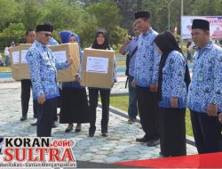 Peringati Hardiknas, Kadis Dikmudora Berikan Warles pada Delapan Sekolah