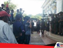 Ibu-ibu Lansia di Kolut Demo Pertanahan