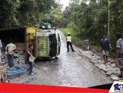 Tak Kuat Nanjak, Truk Pengangkut Batako Terguling di Kolut