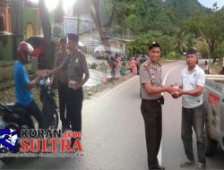Pengendara Kaget Tiba – Tiba di Hentikan, Ternyata ini Yang di Bagi – Bagikan Polsek Batuputih Kolut