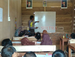Brigadir Muhamad Saleh, Sosok Bhabinkamtibmas yang Sukses Membangun Sekolah untuk Anak Desa