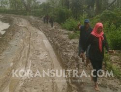 Meski Berlumpur Dua Anggota DPRD Konawe ini Rela Berjalan Kaki