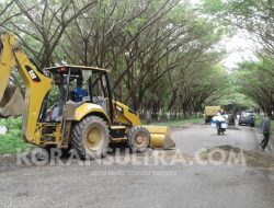 Dinas PU Kolut Timbun Jalan Rusak Dan Berlubang