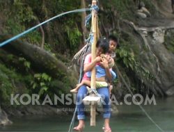 Bergelantungan di Tali  “Menantang Maut”, Begini Kondisi Memprihatinkan Pelajar di Kolut Berangkat Kesekolah