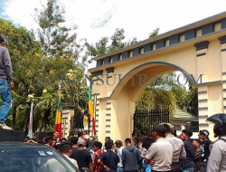 Massa Tuntut Kades Sidamangura, Anggaran DD Diduga Digunakan untuk Membangun Rumah Megah