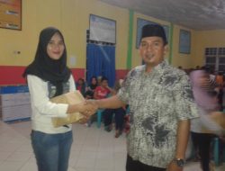 Ibu-Ibu Kelurahan Anaiwoi Bangga Saat Menerima Hadiah HUT RI Ke- 72