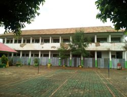 Mantan Anggota DPRD Kolaka Segel Gedung Sekolah di Pomalaa