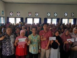 Wabub Konsel Salurkan Kartu PKH