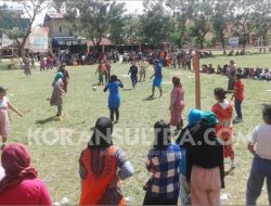 Sambut HUT RI, Serunya Ibu – Ibu di Anawai Kolaka Main Sepak Bola