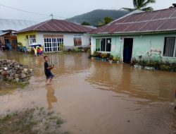 Hujan Belum Sejam, Halaman Rumah Warga di Mowewe Sudah Tergenang Air