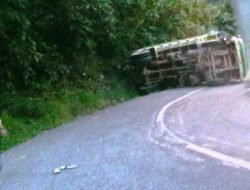 Mesin Mati, Mobil Dump Truck Mundur dan Terbalik di Tanjakan Kolut