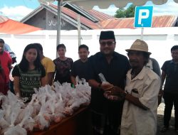 Kejari Kolaka Bagi Daging Qurban Pada Kaum Tuna Netra