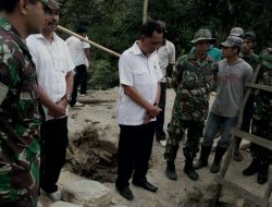 Dandim Kolaka Letakkan Batu Pertama Tanda Dimulainya Pembangunan Jembatan “Flying Fox” Kolut
