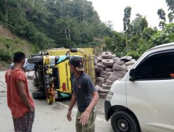 Truk Pengangkut Tali Kapal Terbalik di Randinuho