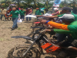 Lomba Balap Ojek di Sawah Sabiano