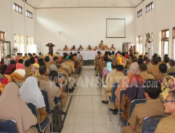 Pertahankan WTP, Bupati Konsel Janjikan Gaji UMR pada Guru Honorer