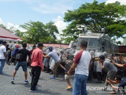 Simulasi Pengamanan Pilkada Sultra, Massa Bentrok dengan Polisi