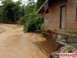 Banjir Melanda, Rumah Warga Popalia Terseret Arus