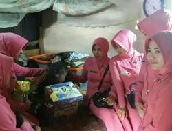 Bhayangkari Polsek Lasusua Kolut Serahkan Bantuan Ke Korban Kebakaran